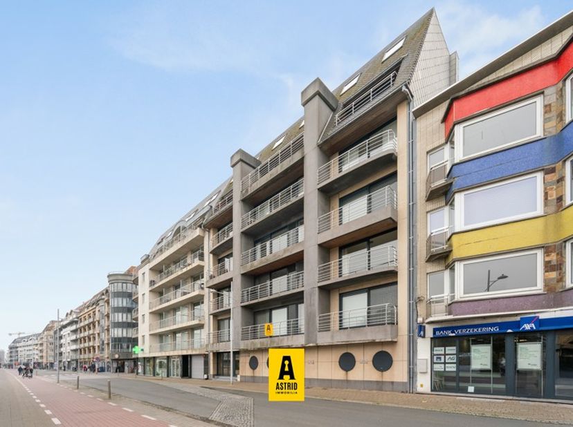 Gesloten garagebox in res. Seasands, gelegen aan de Driftweg/Kapelstraat te Bredene. Inrit langs de Peter Benoitlaan. Gelijkvloers (geen moeilijke hel