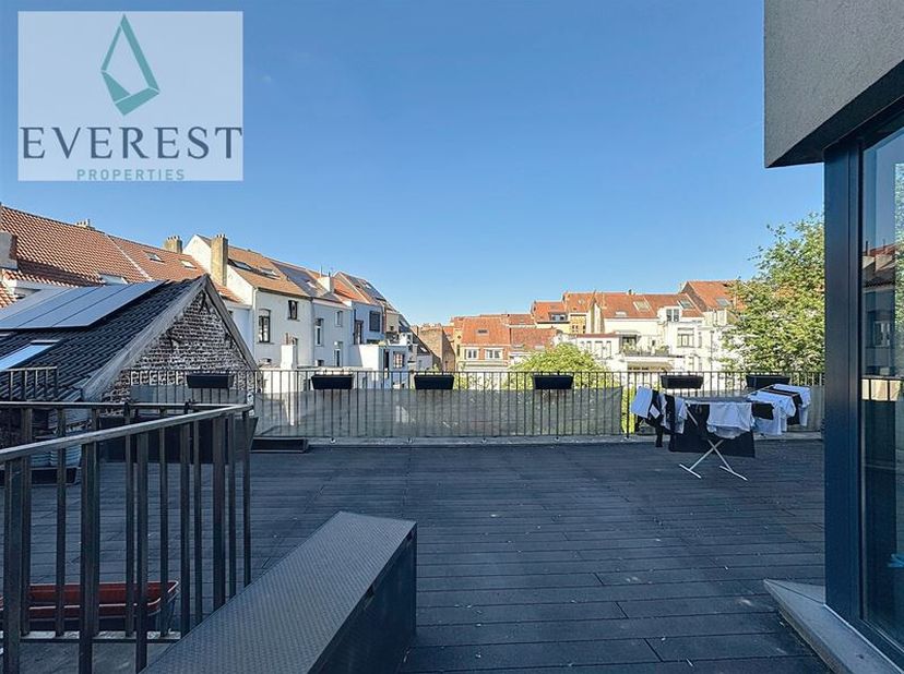 Quartier La Chasse, à deux pas des commissions européennes et de lULB, proche des commerces et transports en commun. Magnifique appartement non meublé