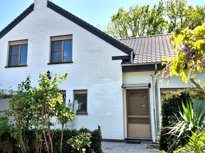 Welkom in het landelijke Eigenbilzen, waar wij u deze ruime en comfortabele vrijstaande gezinswoning aanbieden. Deze recent vernieuwde woning combinee
