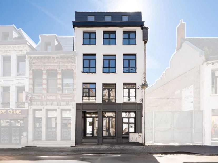 VENTE SOUS LE REGIME DE LA TVA. We invest Mons est fier de vous présenter ce magnifique bâtiment rénové de fond en comble en trois logements de grande