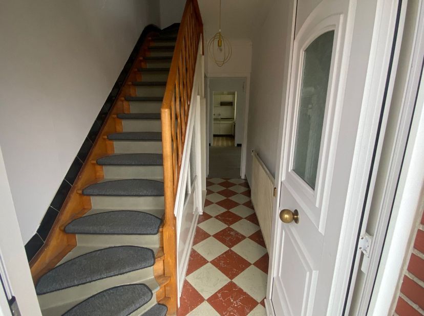 Découvrez cette maison à moderniser située au 119 de l&#039;Aarschotsesteenweg, à deux pas du centre de Tirlemont. Le rez-de-chaussée vous accueille avec u