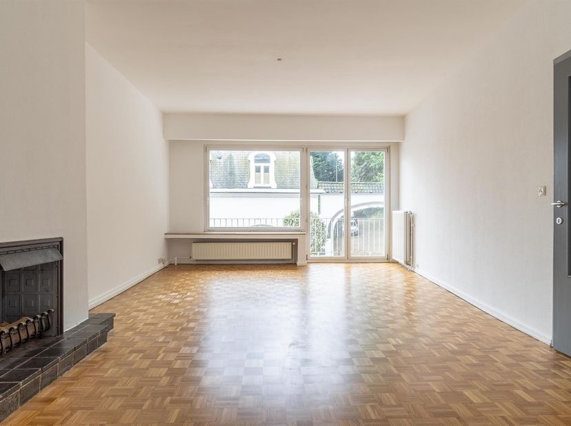 TRIOR WOLUWE vous propose ce charmant appartement de ±90 m², fraîchement rafraîchi en 2025, idéalement situé à proximité immédiate de toutes les commo