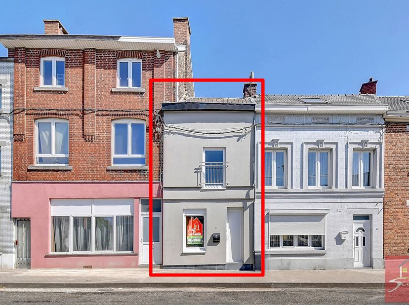L&#039;agence immobilière a le plaisir de vous présenter cette coquette maison entièrement rénovée. Située proche des commodités et axes autoroutiers. Elle