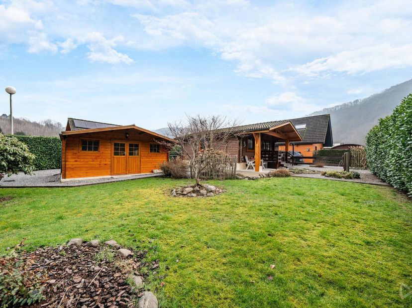 Contact : 0494 12 60 42 - We Invest Ourthe-Amblève et Laura sont ravis de vous proposer à la vente ce chaleureux chalet situé dans le domaine du Val d