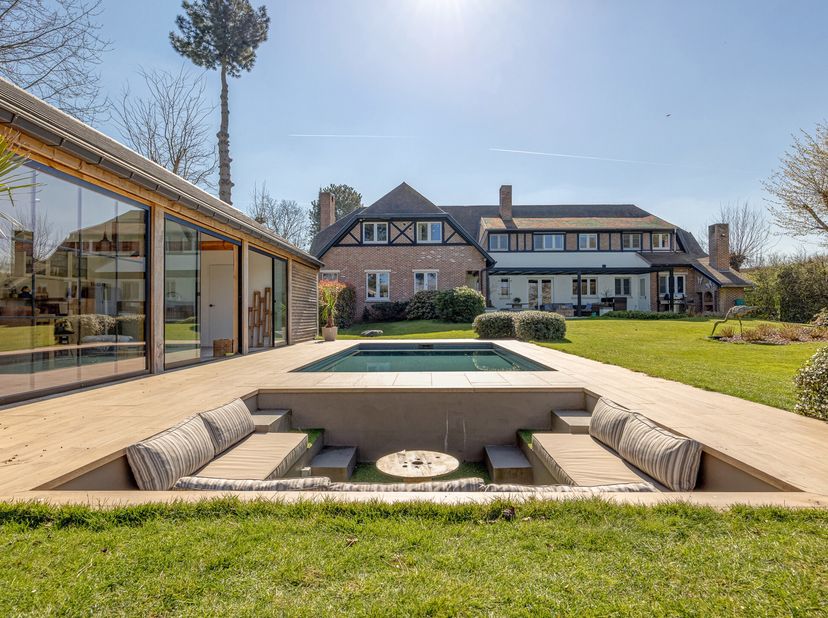 Welkom in deze vrijstaande villa opgetrokken in de bekende Tudorstijl, gelegen op een riant perceel van 2.671 m² in Kontich. Deze unieke woning van ma