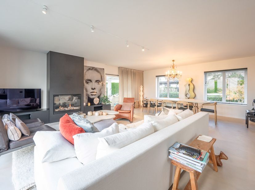 Uitzonderlijke en gerenoveerde eigendom ( 5.510 m² grond ) vlakbij het centrum van Knokke-Heist en toch genietend van een uitzonderlijk open zicht ove