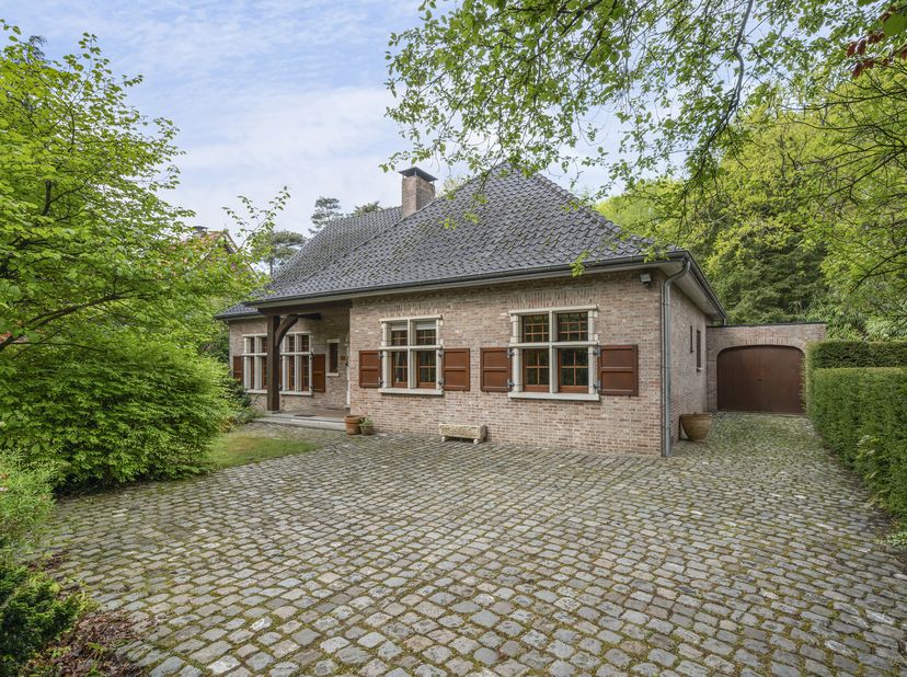 Deze op te frissen woning biedt een verrassend ruime indeling.&lt;br /&gt;
Bij binnenkomst in de inkomhal vindt u het gastentoilet met handenwasser terug.