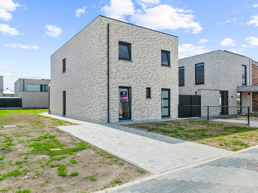 Ontdek deze instapklare woning die uitblinkt in modern wooncomfort en energiezuinigheid. Met drie volwaardige slaapkamers is er voldoende ruimte voor