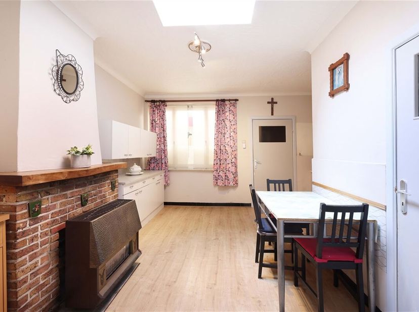 Charmante te renoveren rijwoning met vier slaapkamers nabij stadscentrum van Tongeren&lt;br /&gt;
Omgeving:&lt;br /&gt;
+ Op wandelafstand van het centrum &lt;br /&gt;