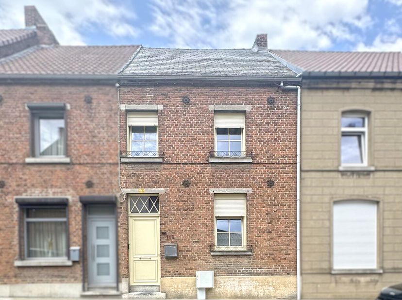 REF-914 - ELOUGES- 7370 - Jolie Maison rénovée.- Hall, Séjour avec insert au Pellet, Cuisine équipée neuve, Buanderie, 3 Chambres, Salle de Douches, G