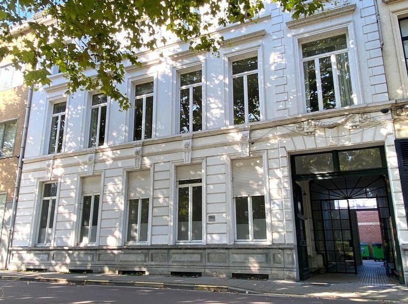 247m² kantoren + 15m² terras&lt;br /&gt;
Ligging: vlakbij stadsring R40, openbaar vervoer op wandelafstand&lt;br /&gt;
Specificaties: verbouwing 2006, houten schr