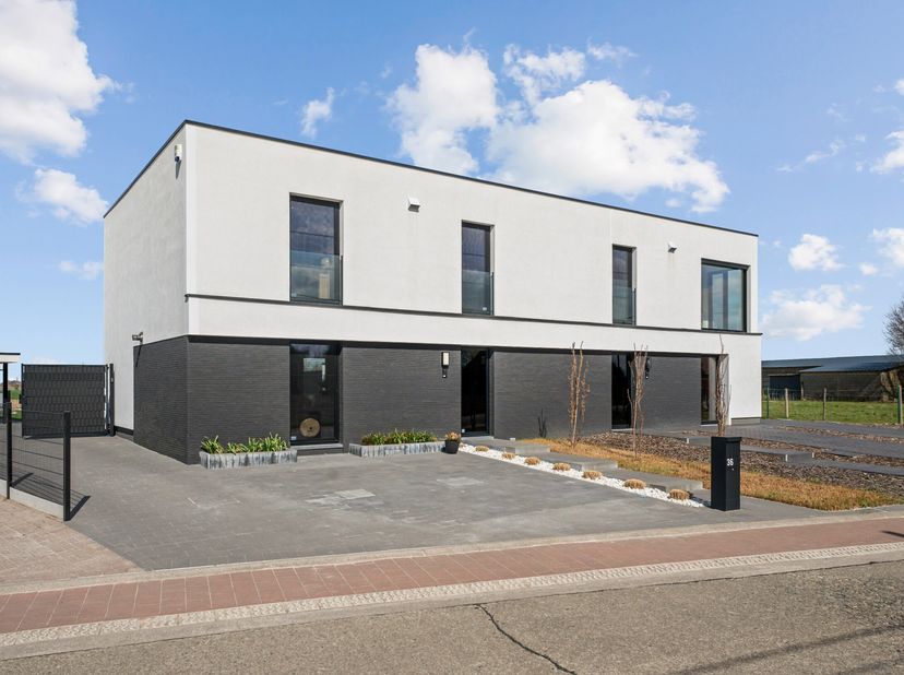 Deze duurzame en instapklare halfopen bebouwing met 3 slaapkamers is gelegen in een mooie, groene omgeving, maar toch op een korte afstand van de kern
