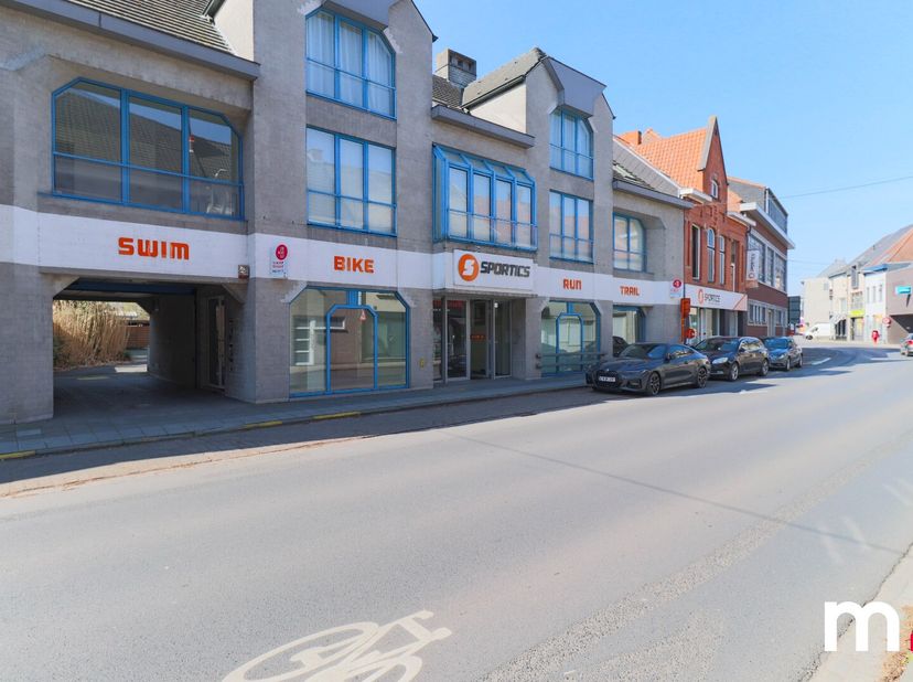 Op zoek naar een veelzijdig handelspand op een toplocatie? Dit centraal gelegen pand biedt alles wat u nodig heeft voor een succesvolle onderneming!&lt;b