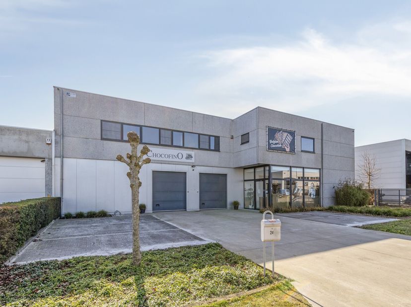 Op de industriezone &#039;t Lindeke te Sint-Eloois-Winkel (Ledegem) bevindt zich dit bedrijfsgebouw met bovenliggend appartement te koop op een totale gron