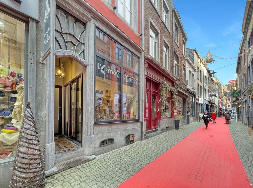 Nam Property vous présente un local commercial de 1er choix.&lt;br /&gt;
Dans le piétonnier de Namur, une sympathique rue à 2 pas de la rue de l&#039;Ange et de