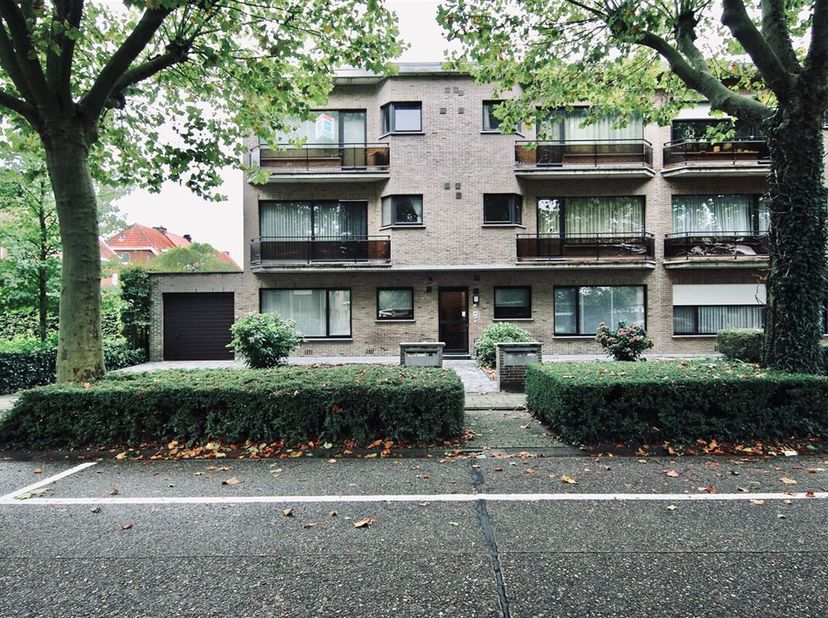 Dit appartement is gelegen op de tweede verdieping in Brasschaat. U beschikt over zuid-west gericht terras, een balkon en een achterliggende garagebox