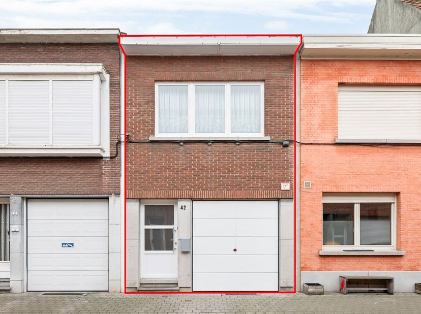 Af te werken bel-étage met 3 slaapkamers en stadstuin!!&lt;br /&gt;
Ligging: Deze charmante woning is zeer rustig doch centraal gelegen nabij de Minister De