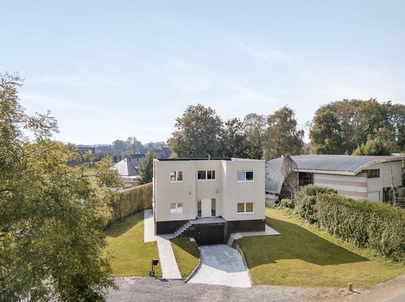 Kom deze ruime energiezuinige, gerenoveerde woonst met conforme elektriciteit en 6 (slaap)kamers ontdekken op een uitstekende ligging nabij de E40. De