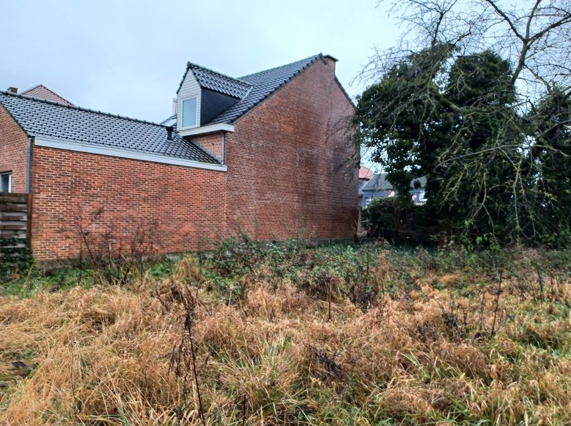 Een  vlot bereikbare bouwgrond gelegen aan de Luikersteenweg met een totale oppervlakte van 991 m². Verkregen stedenbouwkundig attest voor een bouwkad