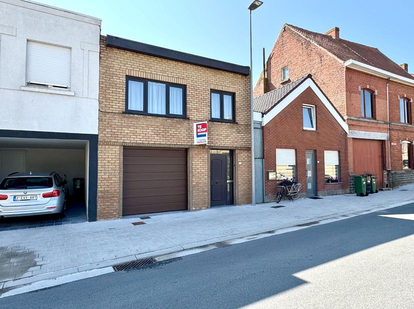 RIJWONING MET  3 SLPKS, GARAGE EN TUIN&lt;br /&gt;
Indeling: inkomhal ( 8.50m²) - garage met elektrische sectionale poort (15.00m²) - living met gezellige o