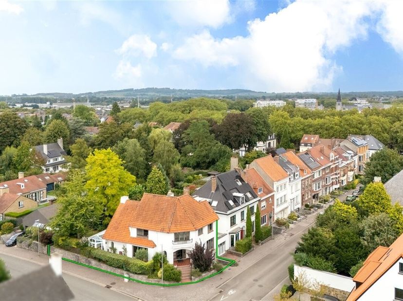 Maison de coin des années 50 avec une superbe perron d&#039;entrée, dans un des quartiers les plus prisés de Tournai. &lt;br /&gt;
Idéal pour une profession libé