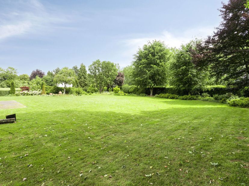 Vous êtes à la recherche d&#039;un endroit spacieux et unique pour construire la maison de vos rêves ? Ce beau terrain à bâtir de 1544 m² offre toutes les