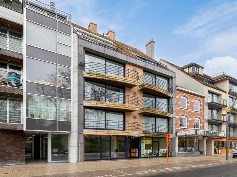 De Panne: Centraal gelegen handelspand met uitstekende visibiliteit!Dit ruime handelspand, met een oppervlakte van 142 m², bevindt zich op een fantast