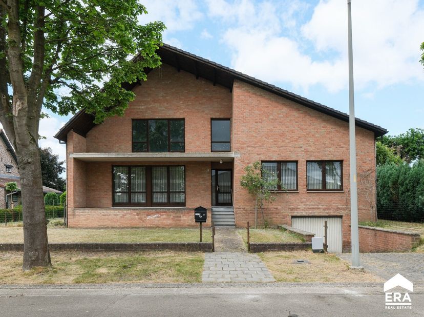 [[ DIT PAND NEEMT DEEL AAN DE ERA OPEN HUIZEN DAG OP 14/6 VAN 9:30 TOT 10:30 ]]Deze woning is gelegen in de geliefde wijk Heideblook in Genk en biedt