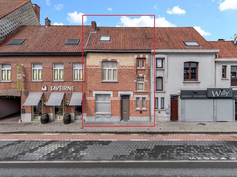 Deze stijlvolle stadswoning combineert authentieke elementen met hedendaags comfort en bevindt zich op wandelafstand van winkels, openbaar vervoer en
