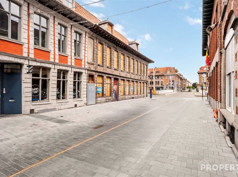 Une propriété entièrement rénovée située dans un endroit très commercial surplombant l&#039;Escaut. Auparavant, il s&#039;agissait de deux espaces commerciaux a
