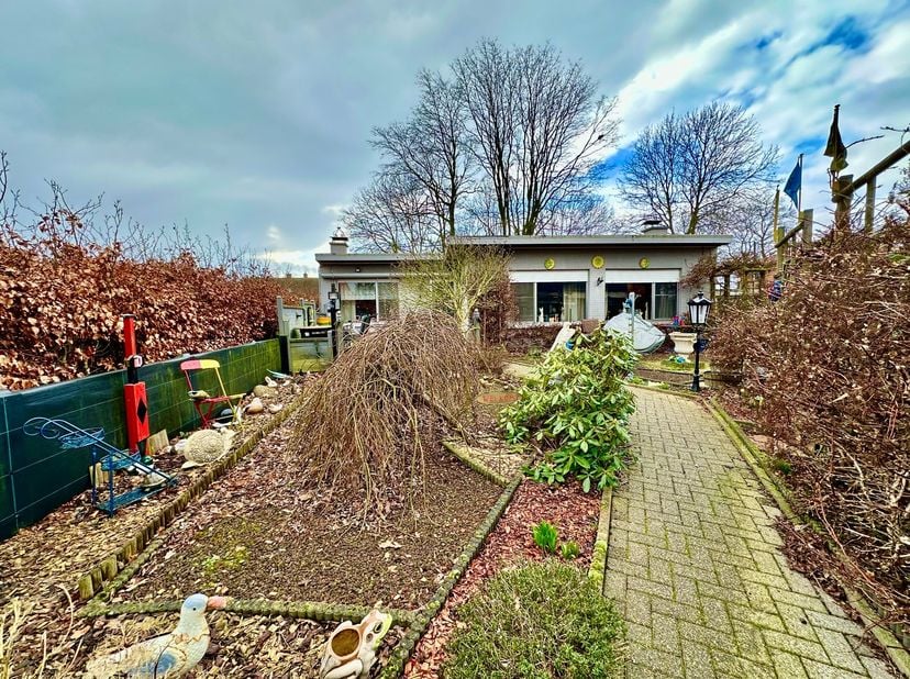 Deze ruime woning biedt tal van mogelijkheden en is ideaal voor de handige doe-het-zelver of iemand die de woning naar eigen smaak wil renoveren. Gele