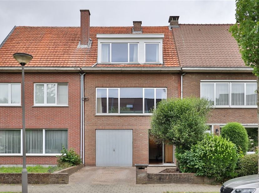 Eerste kijkdag op zaterdag 28 juni vanaf 10.00u - afspraak verplicht: 03/.449.42.41 - hallo@habicom.be &lt;br /&gt;
Deze bel-etage vinden we terug in de rus