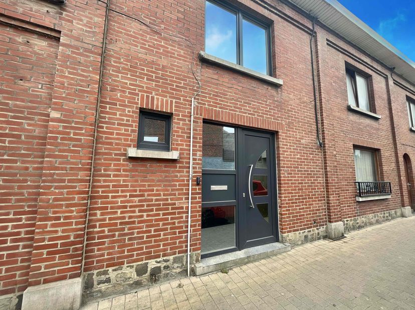 L&#039;essentiel immobilier vend un superbe et spacieux appartement triplex de 170m² entièrement rénové au cœur de la ville de Gosselies. Idéalement situé