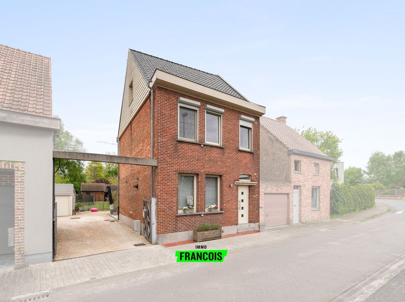 Op een uiterst interessante ligging in Gijzenzele, nabij verschillende invalswegen en lokale handelaars, situeert deze instapklare gezinswoning.&lt;br /&gt;