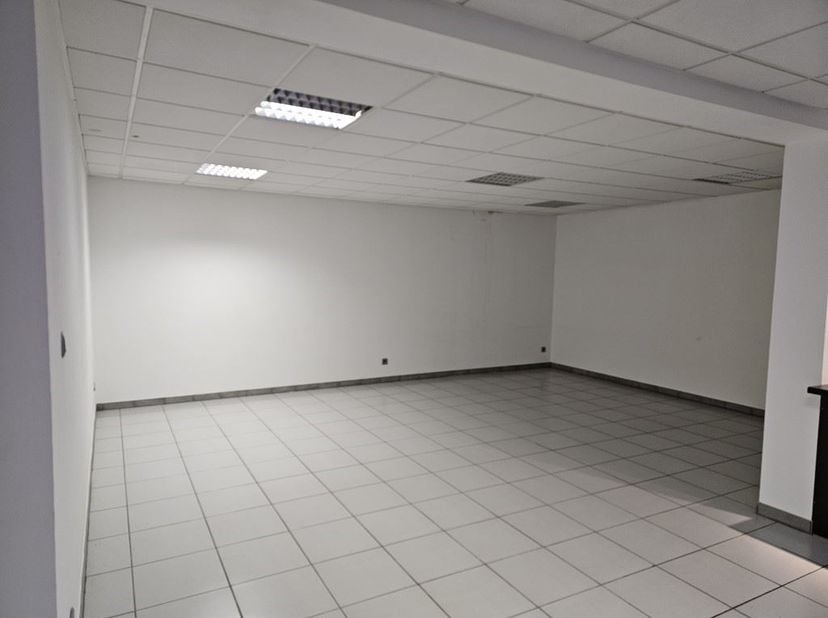 Vlot bereikbare kantoorruimte op de eerste verdieping. &lt;br /&gt;
Dit pand is gelegen in een gebouw met diverse kantoorruimtes en gemeenschappelijke inkom