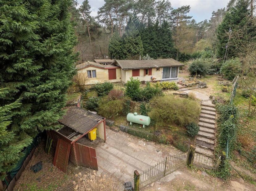 Uitstekend gelegen chalet met twee slaapkamers op 9a 45ca.&lt;br /&gt;
Ligging: Rustig en groen gelegen te Wechelderzande met alle faciliteiten in de nabije