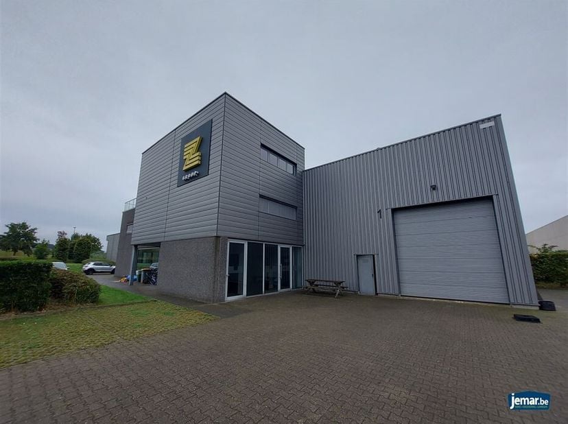 Te huur: Grote bedrijfshal op het industrieterrein gelegen te bedrijventerrein Rotem. Met een uitstekende bereikbaarheid vlakbij de E314.&lt;br /&gt;
Deze h