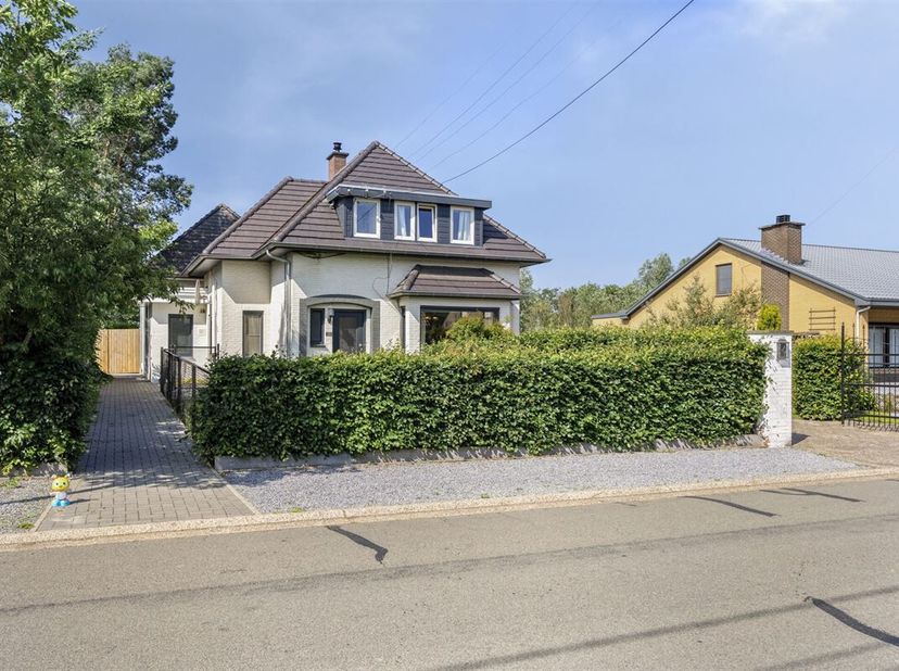 Gerenoveerde woning met 4 slpks, grote aanbouw, dubbele garage, 19 zonnepanelen &amp; vernieuwd dak!&lt;br /&gt;
Welkom in deze prachtige vernieuwde woning. Zod
