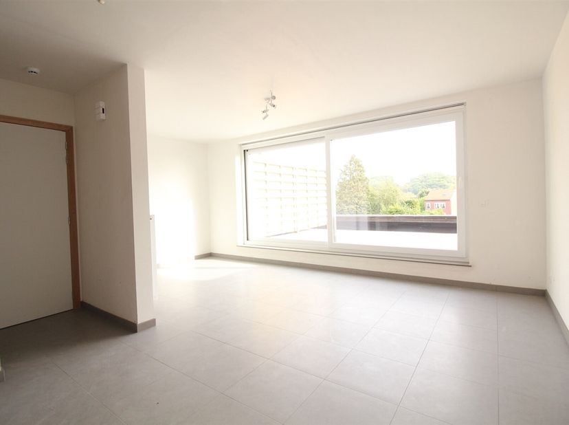 Appartement neuf et lumineux avec terrasse, 80 m² habitable, situé au 1er étage, à la campagne et proche de toutes facilités, comprenant un grand séjo