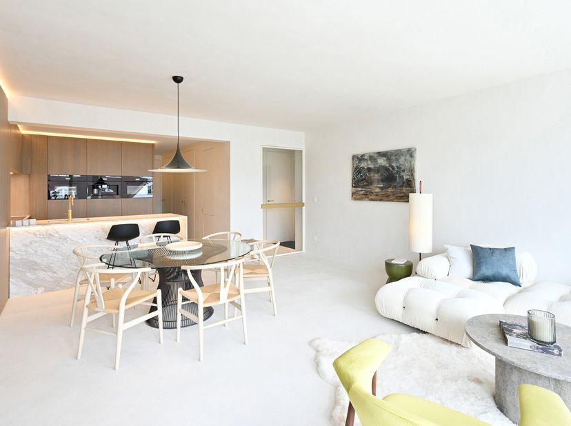 Ontdek dit prachtig gerenoveerde 3-slaapkamerappartement gelegen in het bruisende hart van het Zoute, met zicht op de Kustlaan en de minigolf.&lt;br /&gt;
H