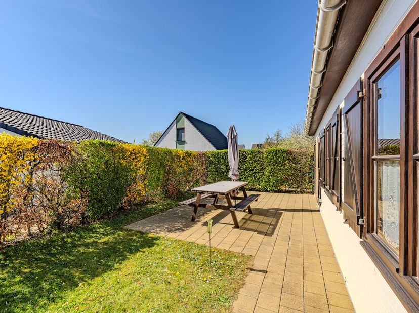 Vakantiewoning te koop met twee slaapkamers, zongerichte tuin en autostaanplaats in vakantiepark Nieuwendamme gelegen aan de Brugsevaart 38 te Nieuwpo