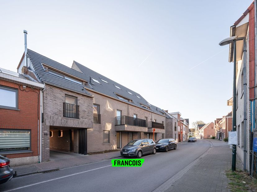 Gelegen op een strategische locatie vlakbij scholen, openbaar vervoer en winkels, vinden we dit recent energiezuinige duplex appartement.&lt;br /&gt;
Bij bi