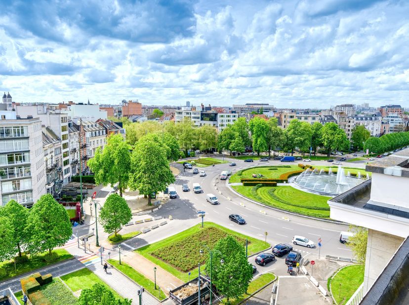 A proximité du square Montgomery et de toutes ces facilités, très beau duplex +/- 225 m² avec terrasses +/- 52 m² sur le toit. Belles réceptions, cuis