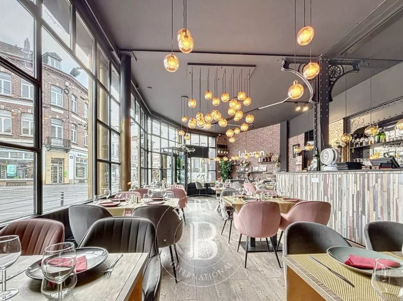 Bien de rapport avec excellent rendement de deux unités : un restaurant et un appartement. Les deux unités sont louées.&lt;br /&gt;
 Le commerce bénéficie d