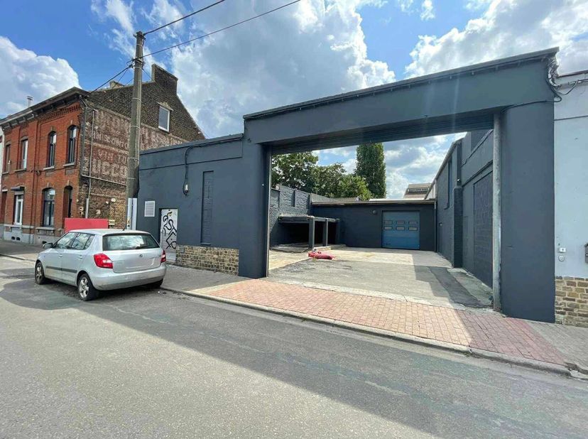 Marcinelle à louer un entrepôt de 480 m² avec parking privatif, idéalement situé à quelques minutes du centre de Charleroi et proche des principaux ac