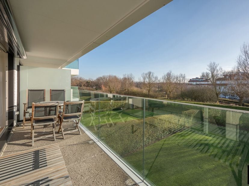 Cet appartement magnifique offre une combinaison idéale d&#039;espace, de lumière et d&#039;un emplacement exceptionnel, à seulement quelques pas de la Digue de