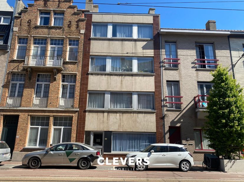 Gemeubeld appartement met 2 slaapkamers. (V1-met lift).&lt;br /&gt;
V1: inkom, leefruimte, moderne keuken,  2 slaapkamers, badkamer, berging, terrasje achte