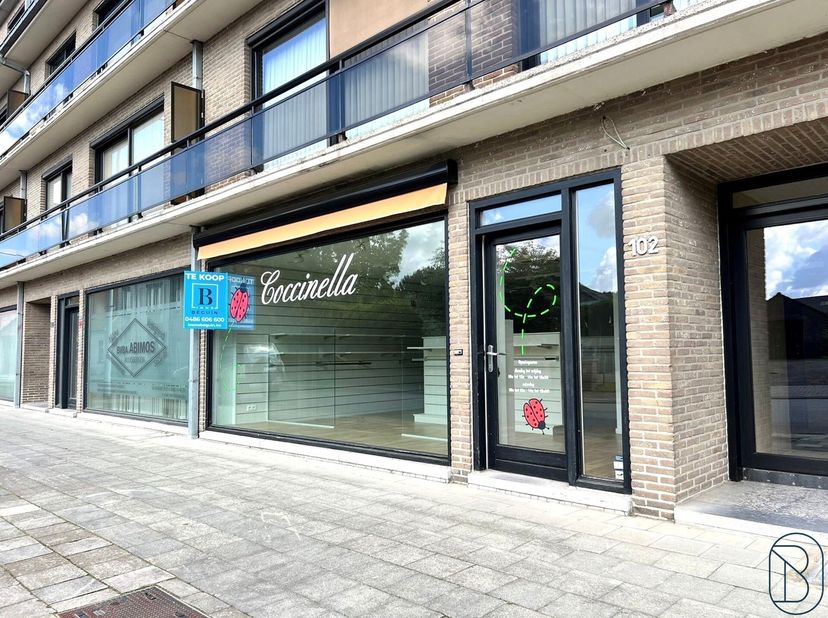 TOPGELEGEN HANDELSRUIMTE/KANTOORRUIMTE/PRAKTIJK met grote achterliggende parking, in het CENTRUM. Goede bereikbaarheid, visibiliteit, commerciële loca