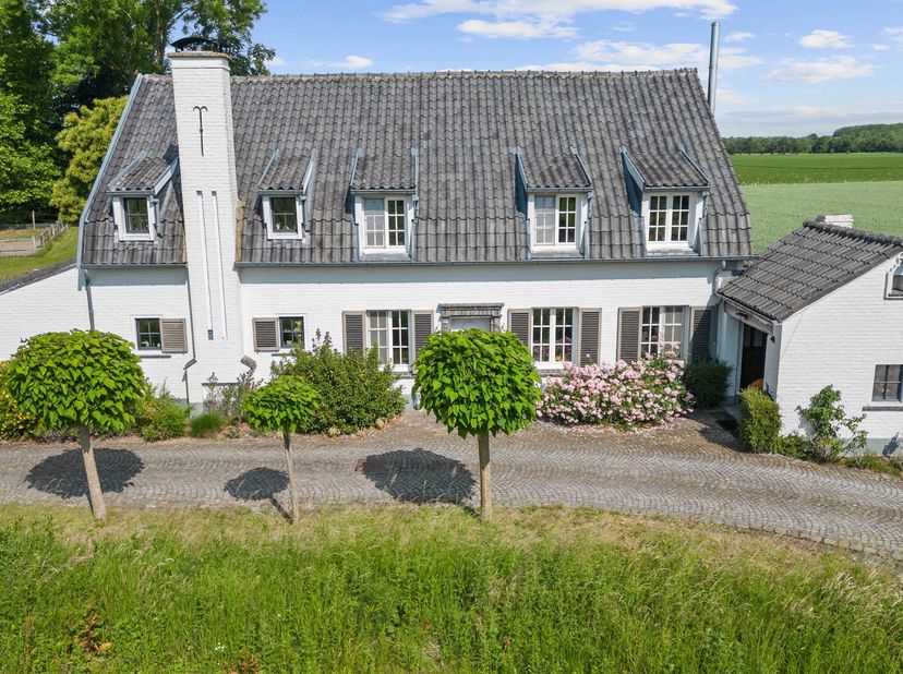 RUMMEN  Charmant landhuis op idyllische locatie van 1ha54&lt;br /&gt;
Rust, charme en ruimte op een unieke ligging tussen de velden!&lt;br /&gt;
Verscholen tussen