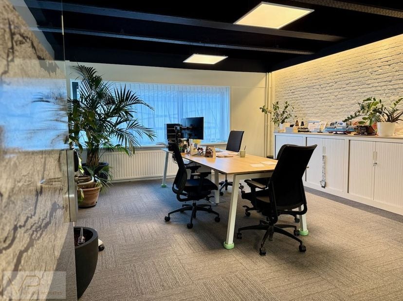 Op zoek naar een representatieve kantoorruimte op een strategische locatie? Deze ruime kantoorruimte van 290 m² op de eerste verdieping biedt alles wa